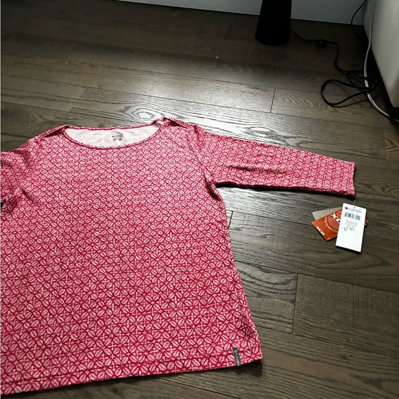 Columbia Sportswear Women’s Red Geometric Floral Scoop Neck Long Sleeve Shirt - Picture 6 of 10